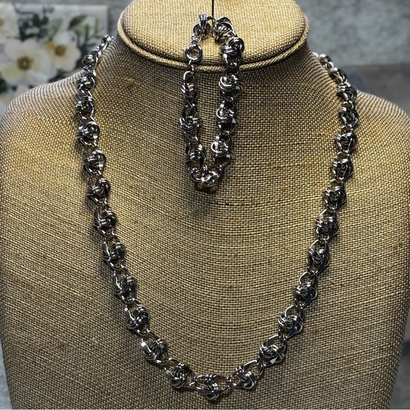 Matching silver tone necklace and bracelet set. - Picture 2 of 7